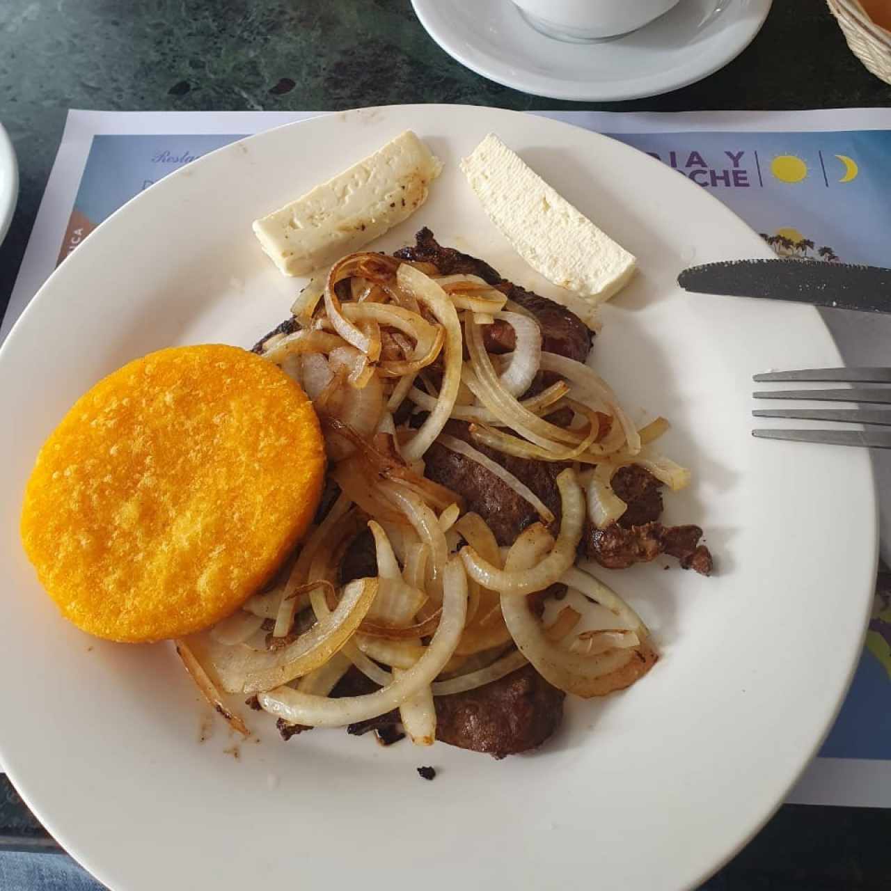 Bistek encebollado con tortilla 