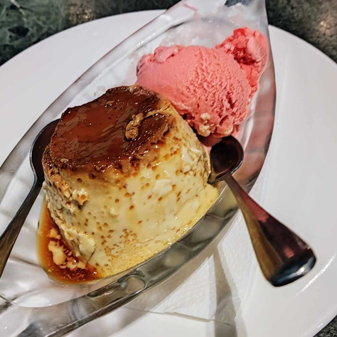 Flan de la casa con helado