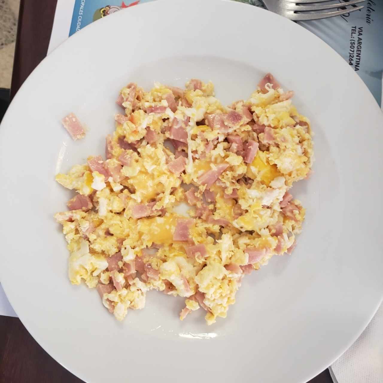 HUEVOS REVUELTOS CON JAMON Y QUESO