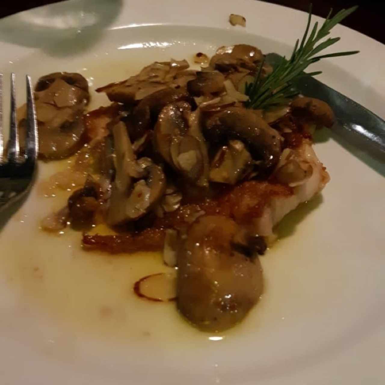 Corvina con champiñones y almendras