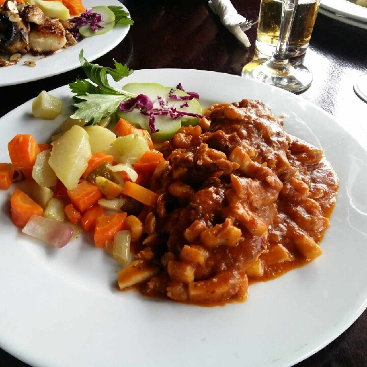 Filete de Corvina a lo Macho en salsa roja con vegetales