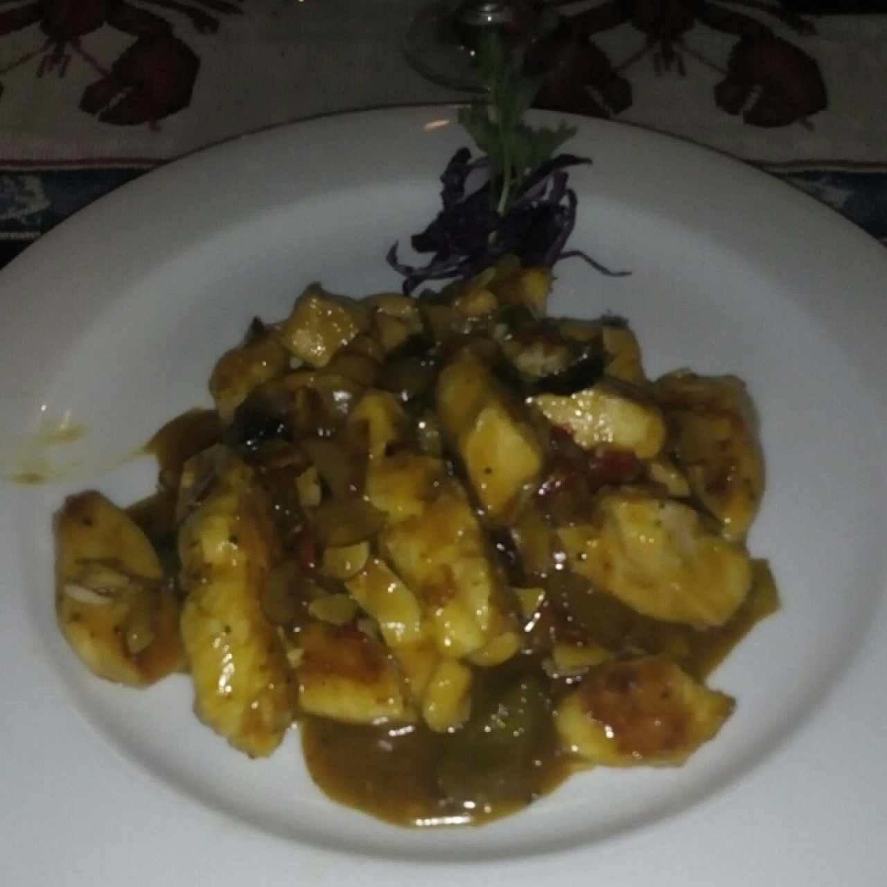 pechuga de pollo en salsa de mango y almendras