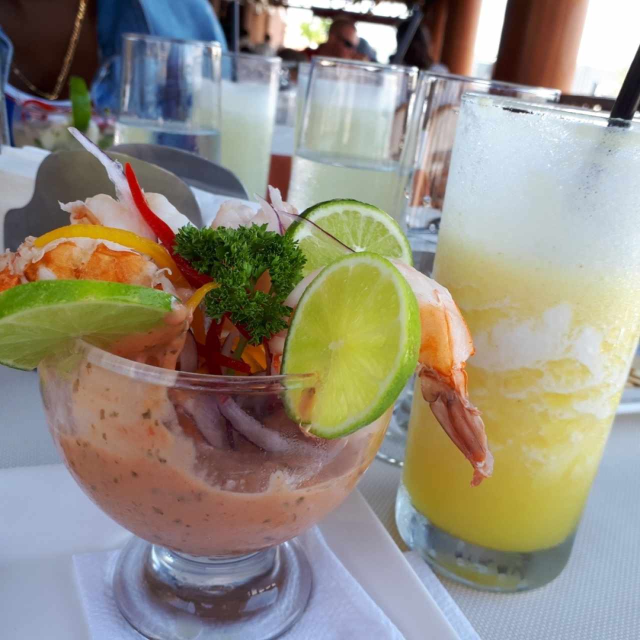 coctel de langostinos y jugo de piña