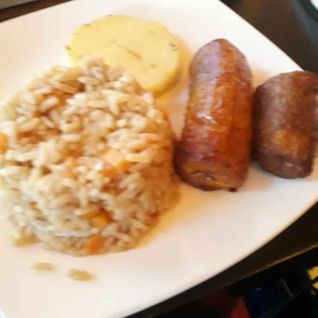 Arepa, plátanos y arroz con vegetales