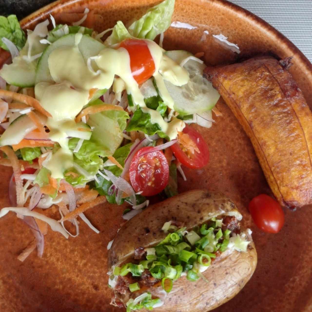 GUARNICION (Ensalada, papa, plátano maduro y arepa)