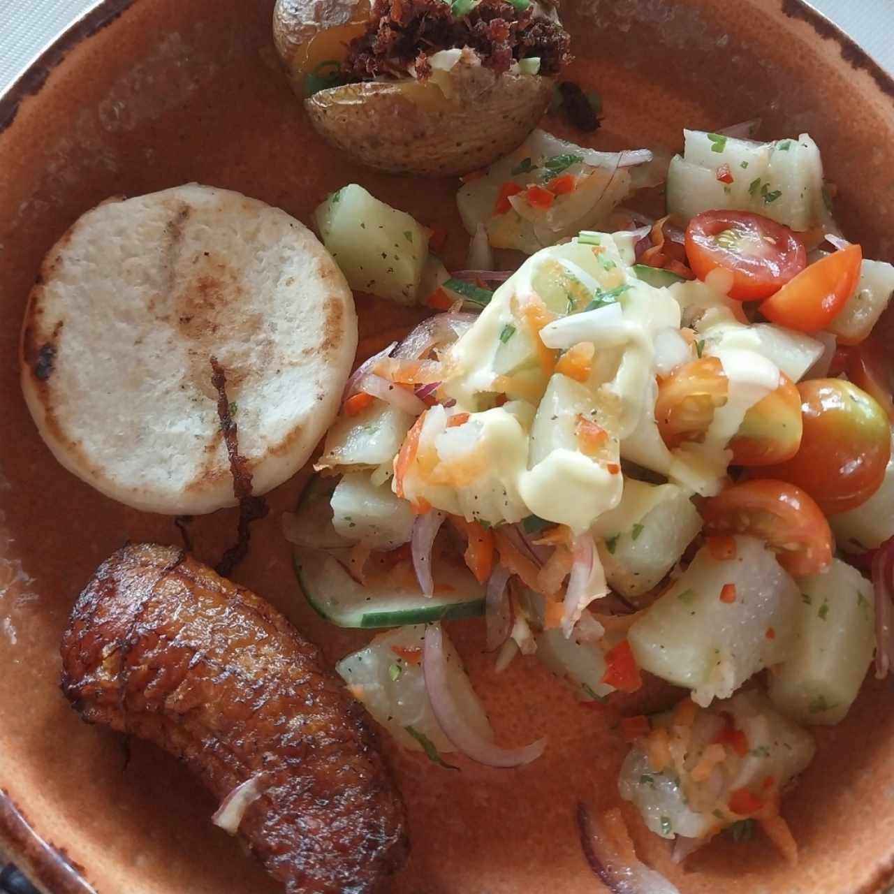 GUARNICION (Ensalada, papa, plátano maduro y arepa)