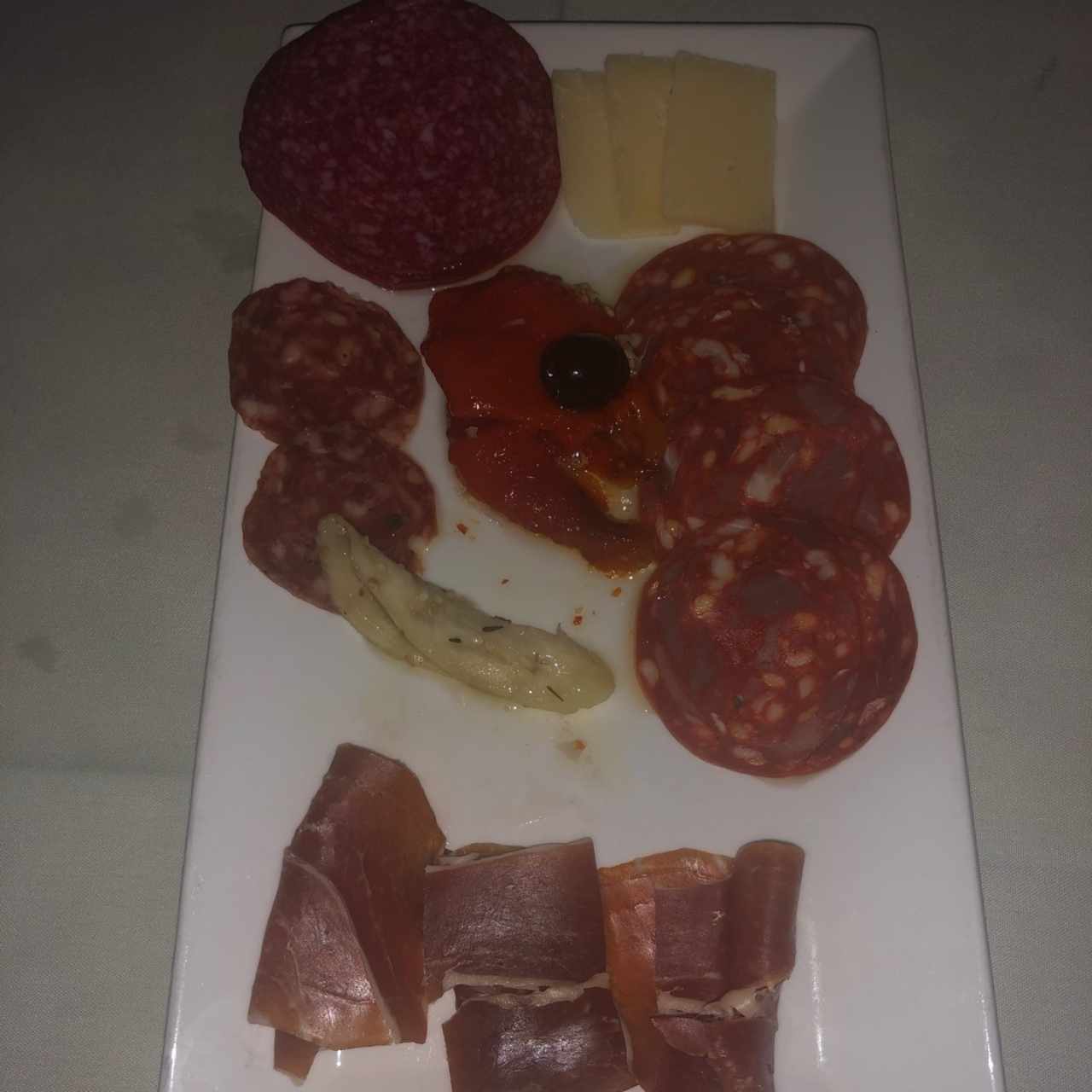 Bandeja de quesos, jamon serrano, mortadela, tomates, aceitunas y demas