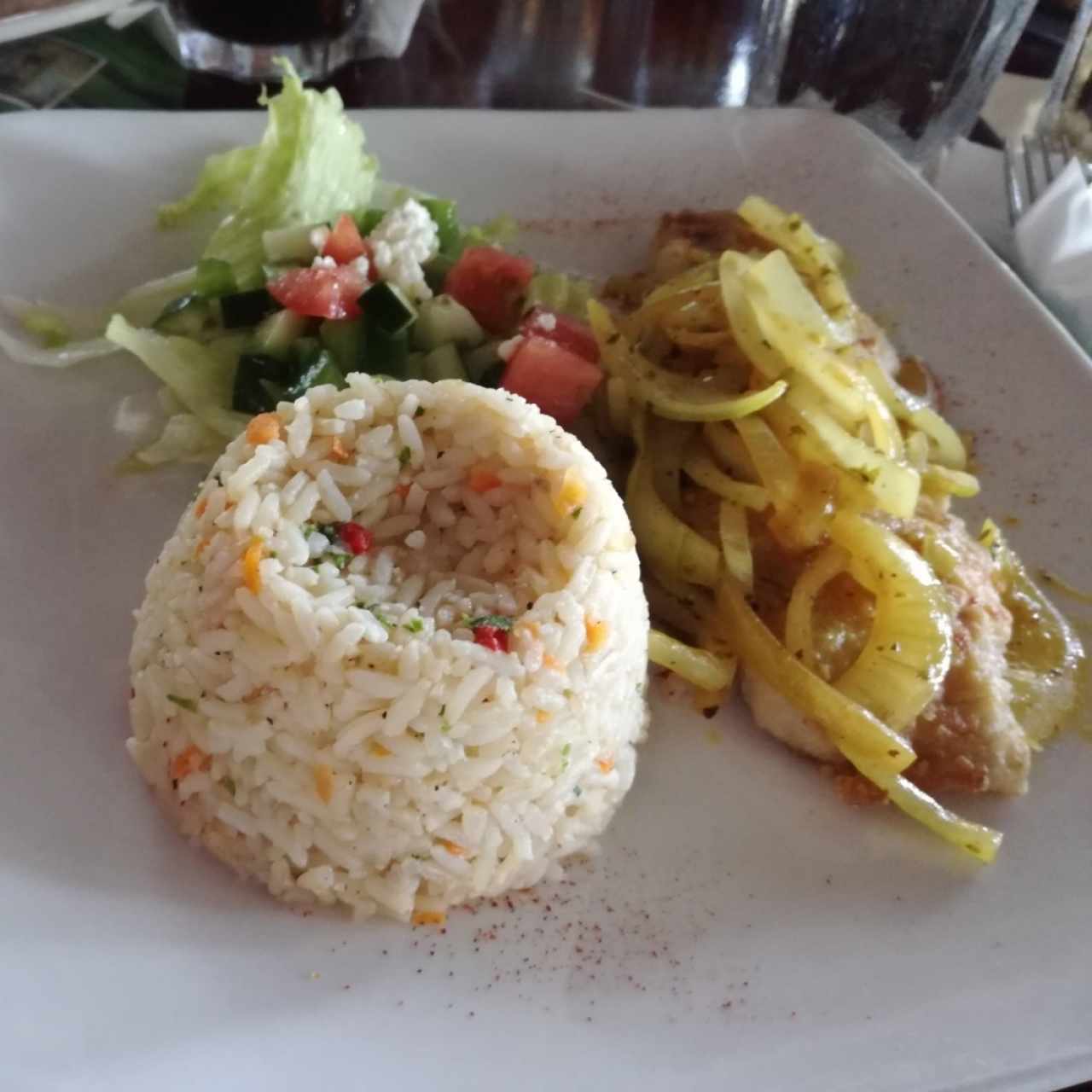 corvina jamaica con arroz pencas