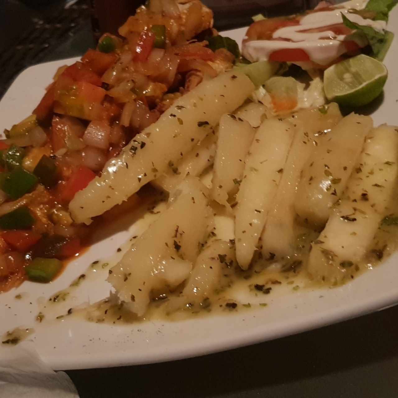 corvina a la criolla con yuca hervida