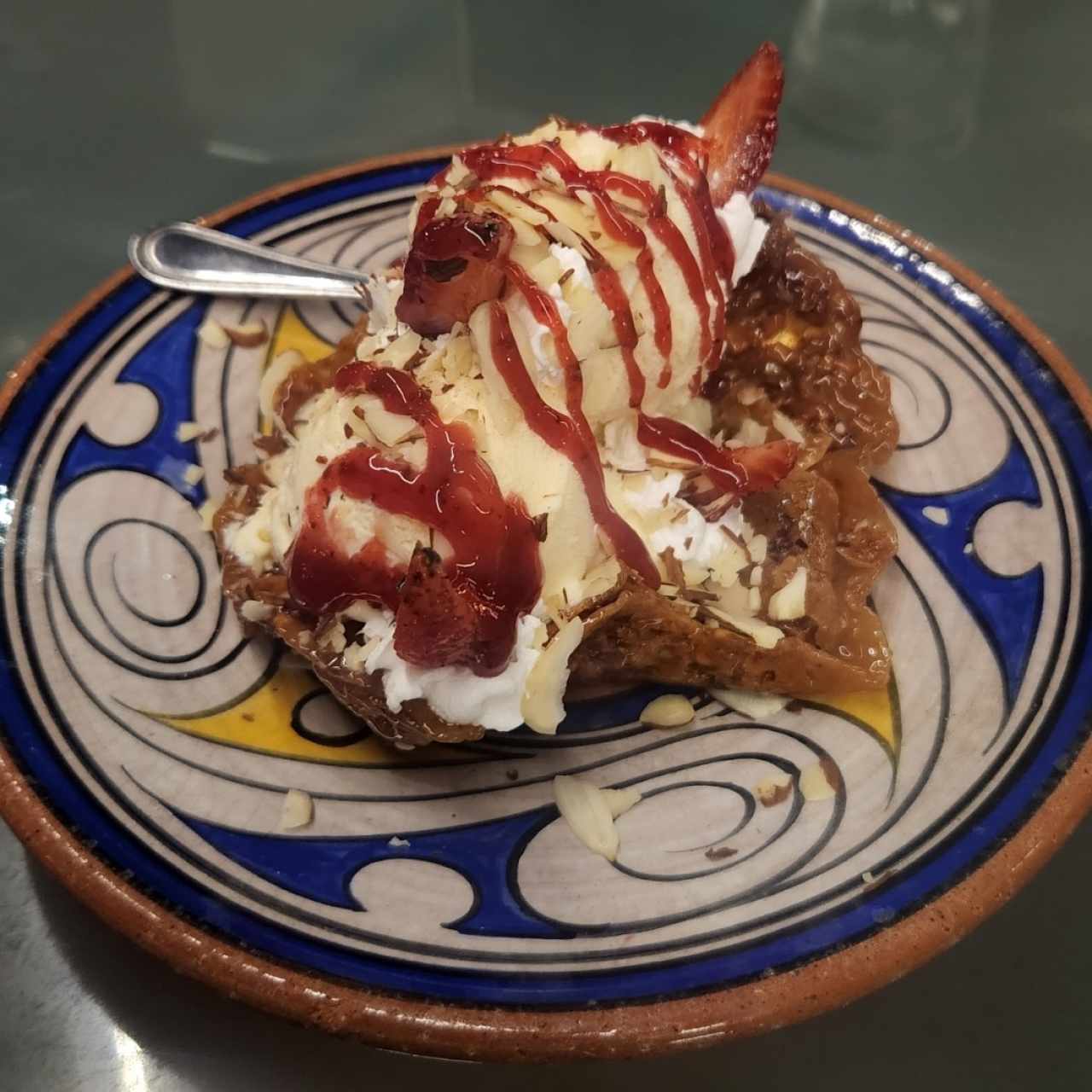 Canasta de almendras con helado y fresas