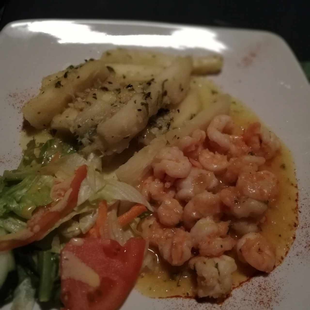 camarones al ajillo con acompañamiento yuca al moho