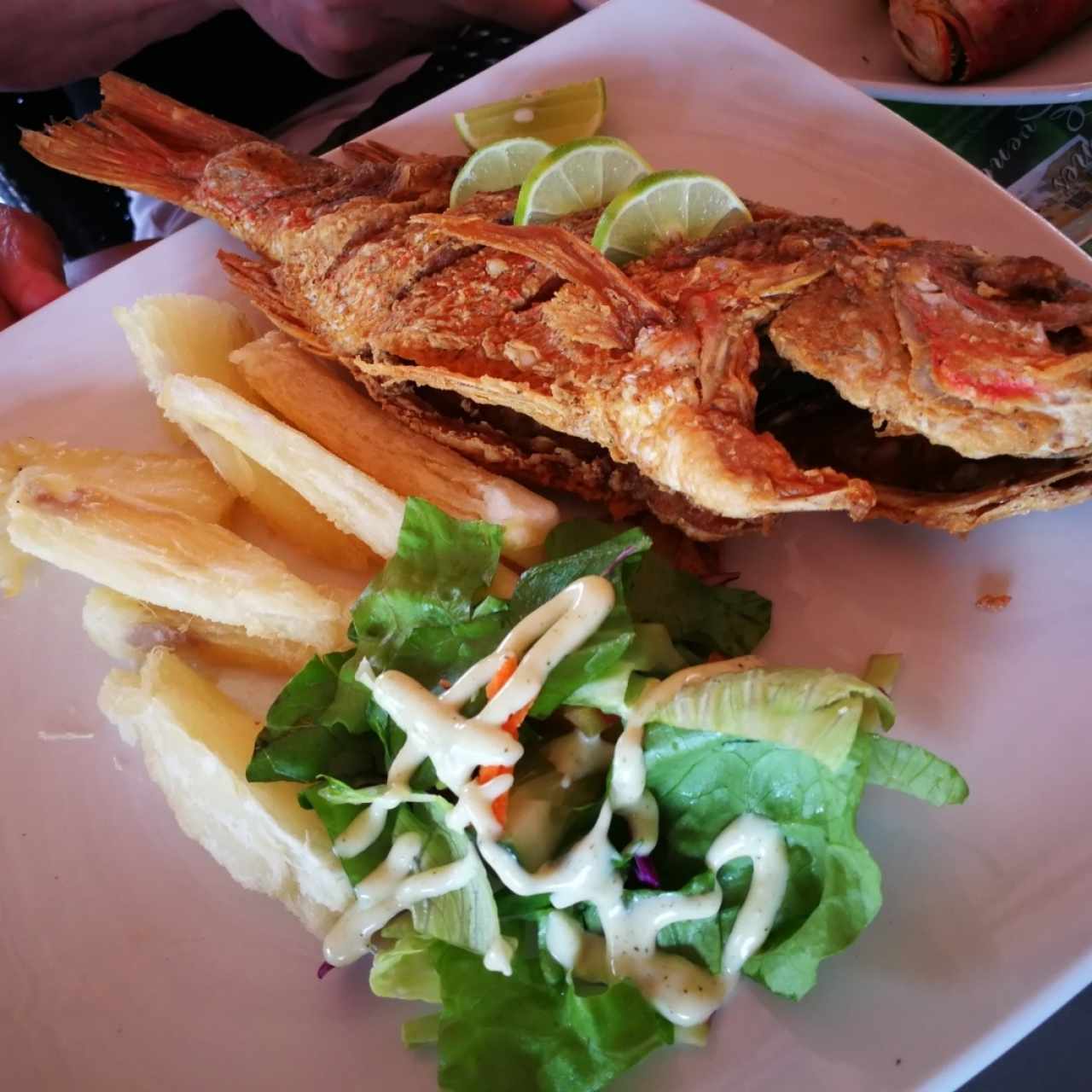 pescado frito con patacones