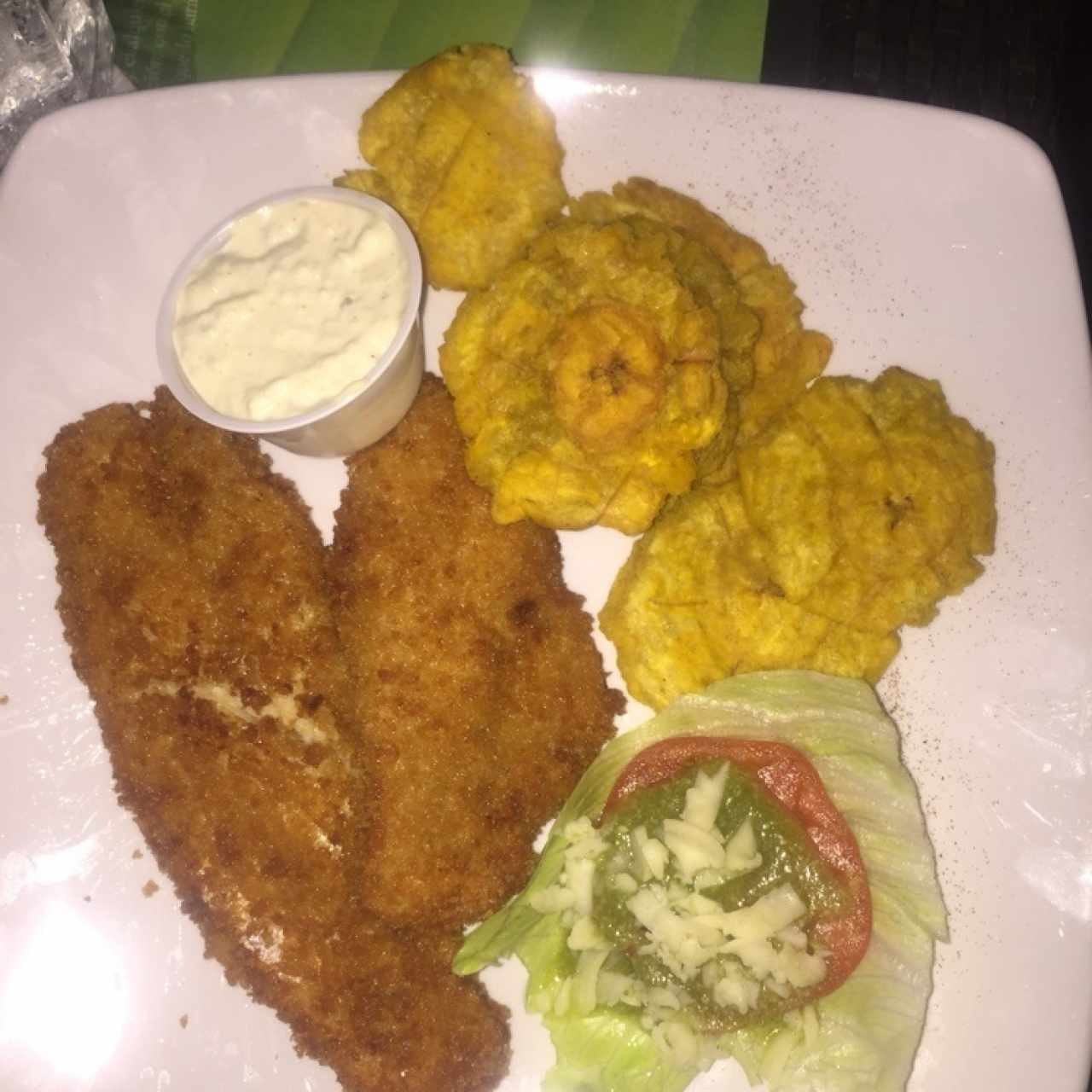 Pescado Apanado con patacones 