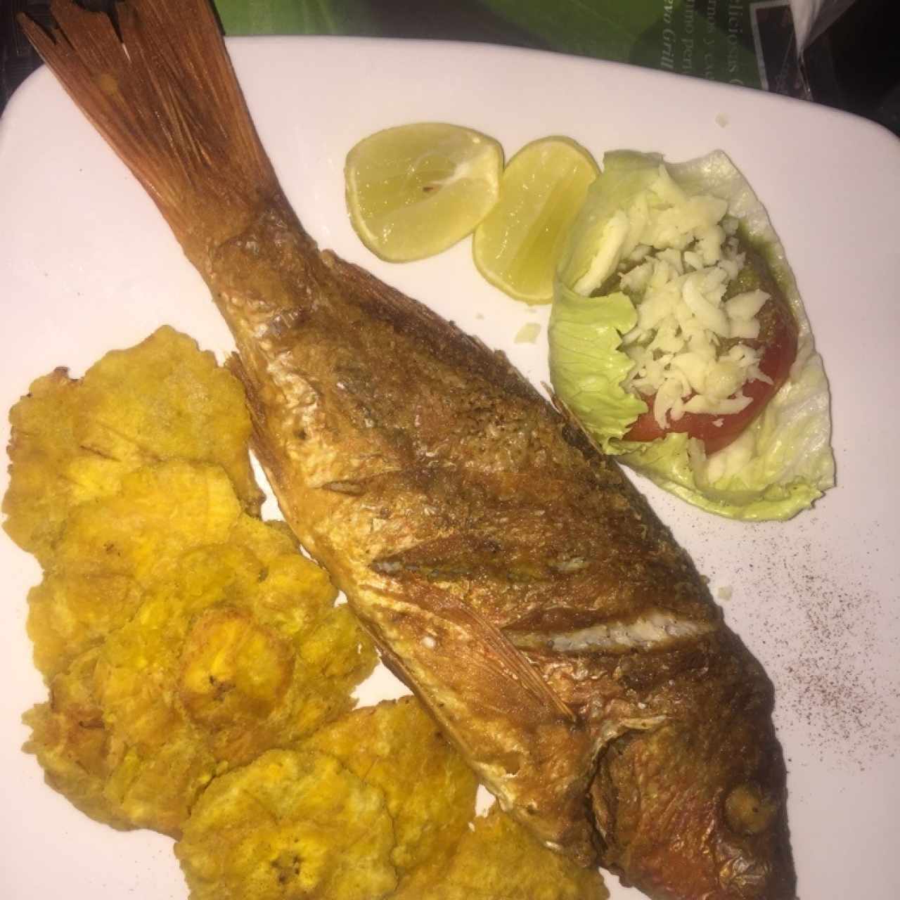 Pargo frito con pantacones 