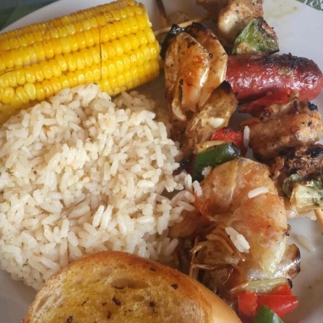 Brocheta mixta y arroz a la Penca