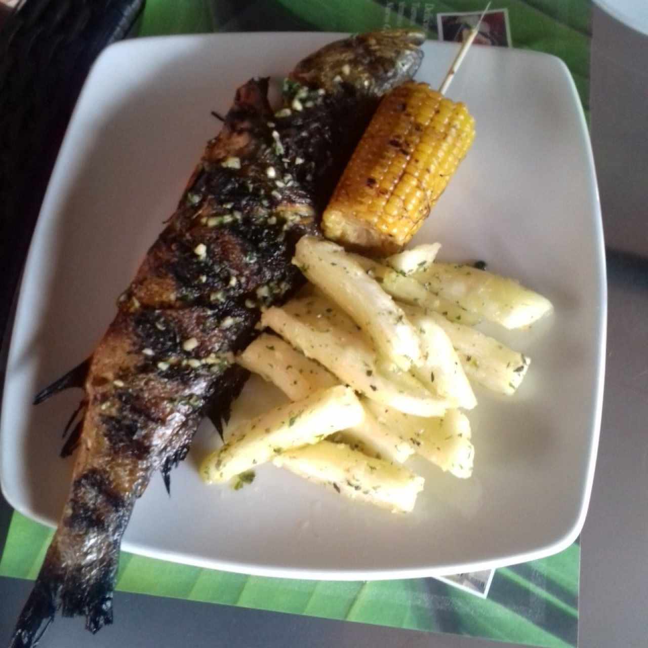 Corvina a la brasa con yuca al moho