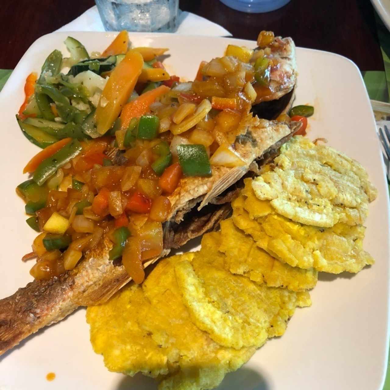 pescado con salsa criolla