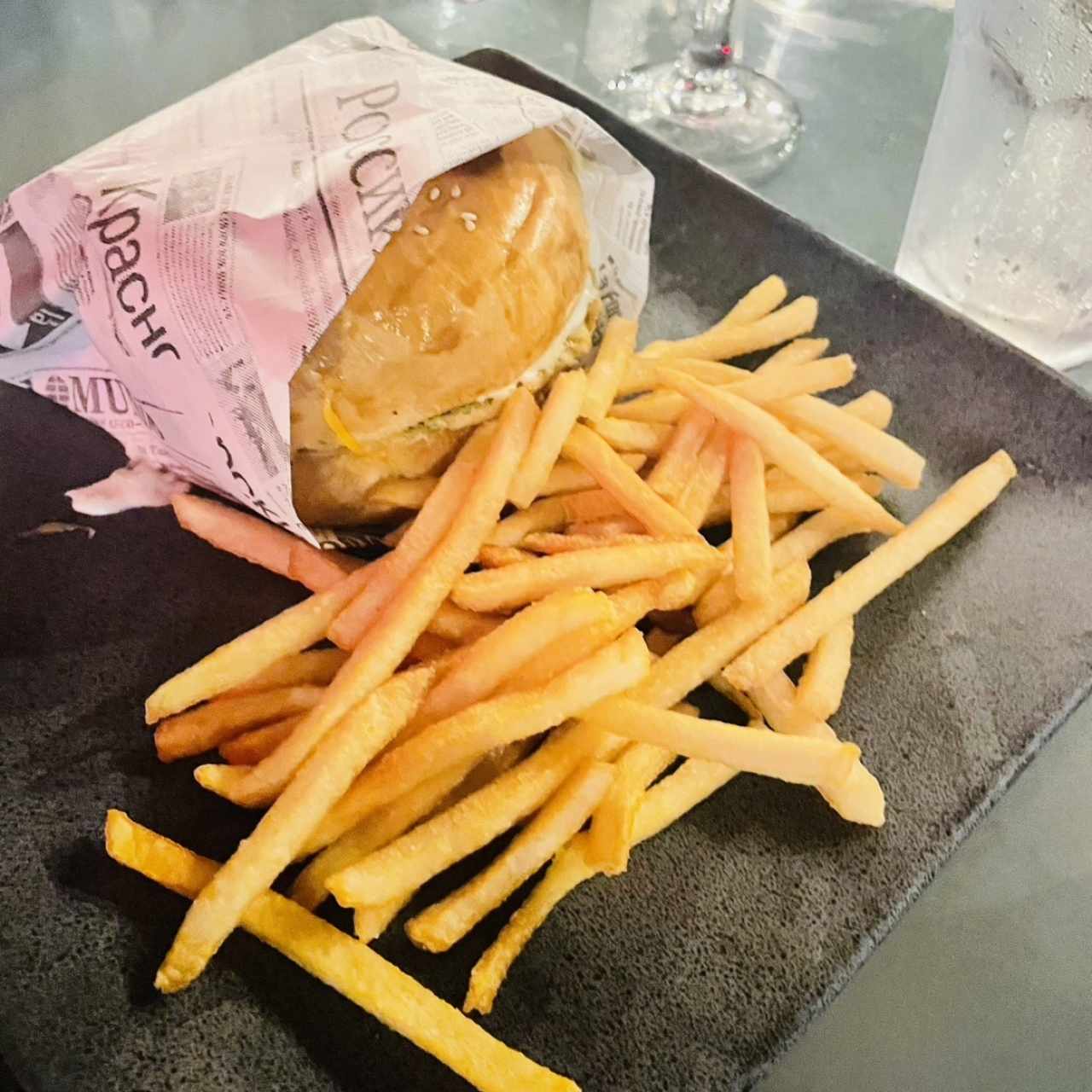 Hamburguesa de langostinos con papas fritas