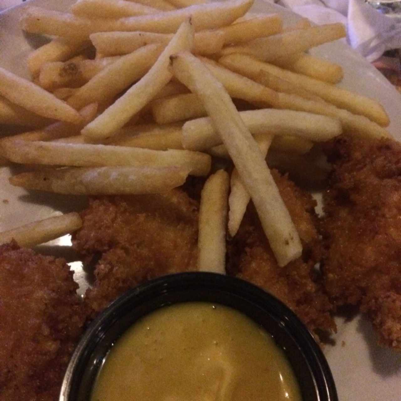 Deditos de pollo con papas fritas 