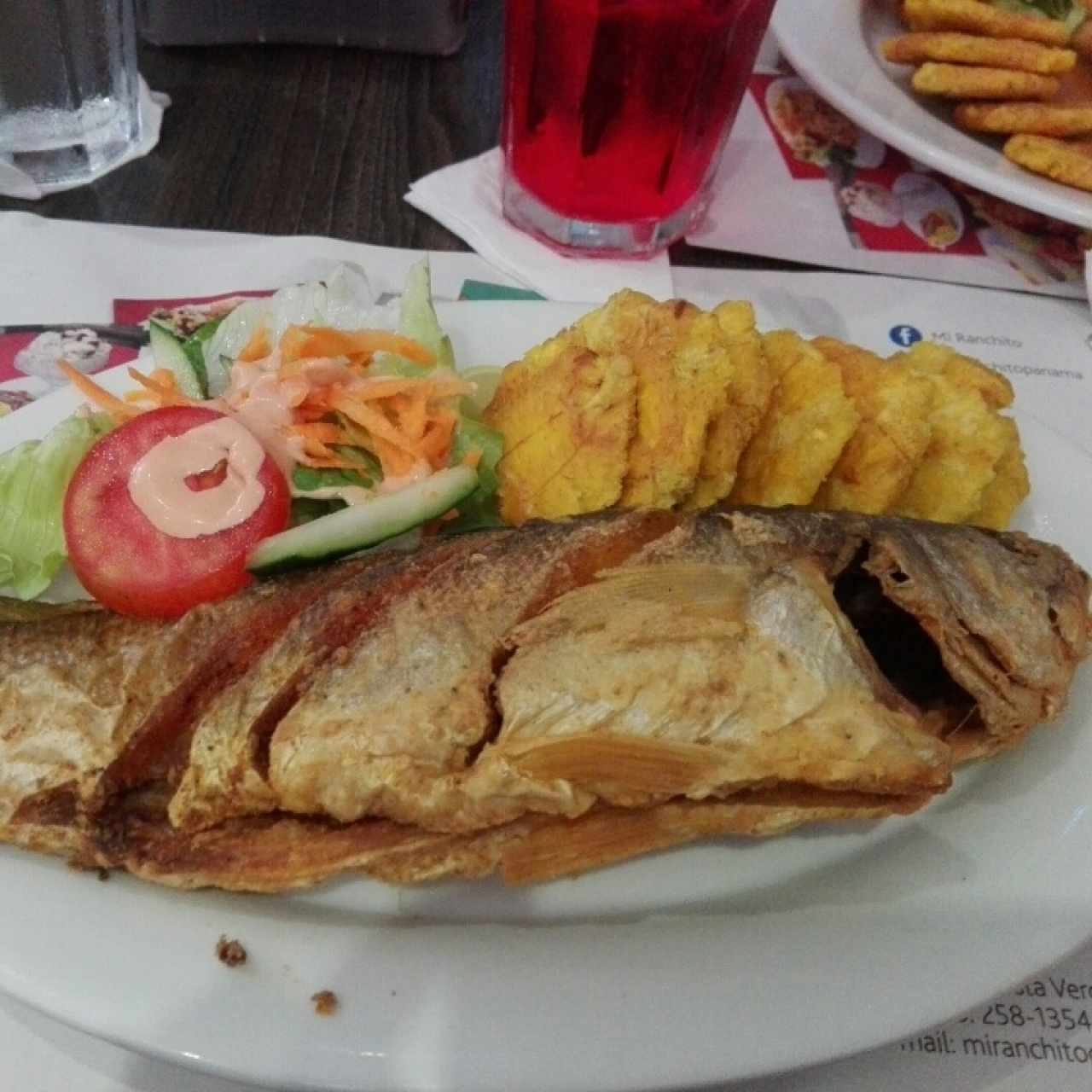 Pescado frito con patacones.