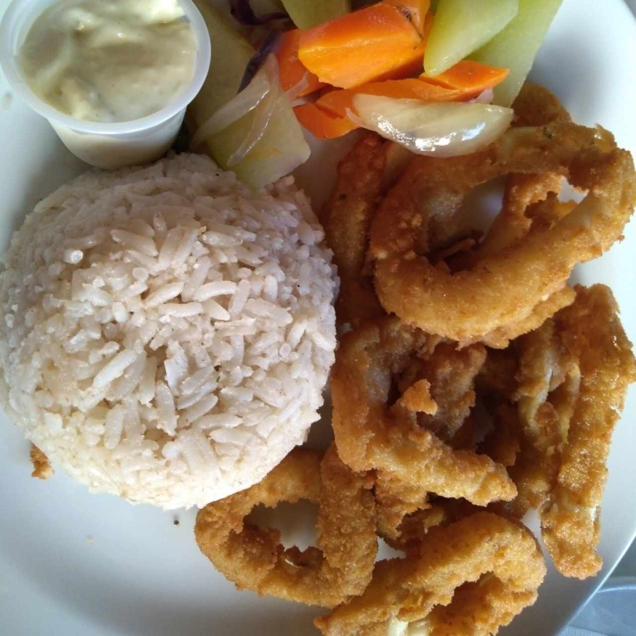 calamares apanados con arroz con coco y vegetales