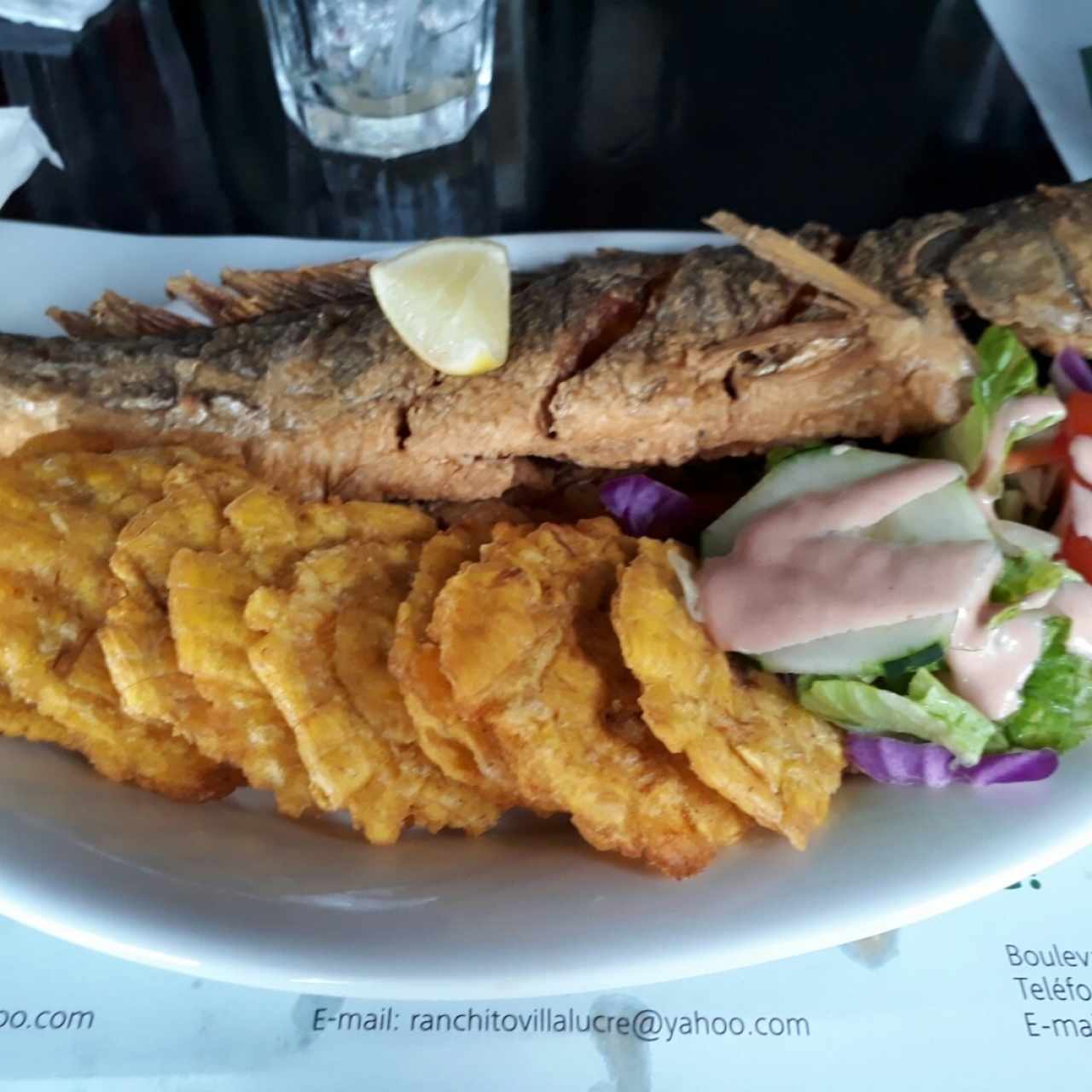 Pescado frito con patacones