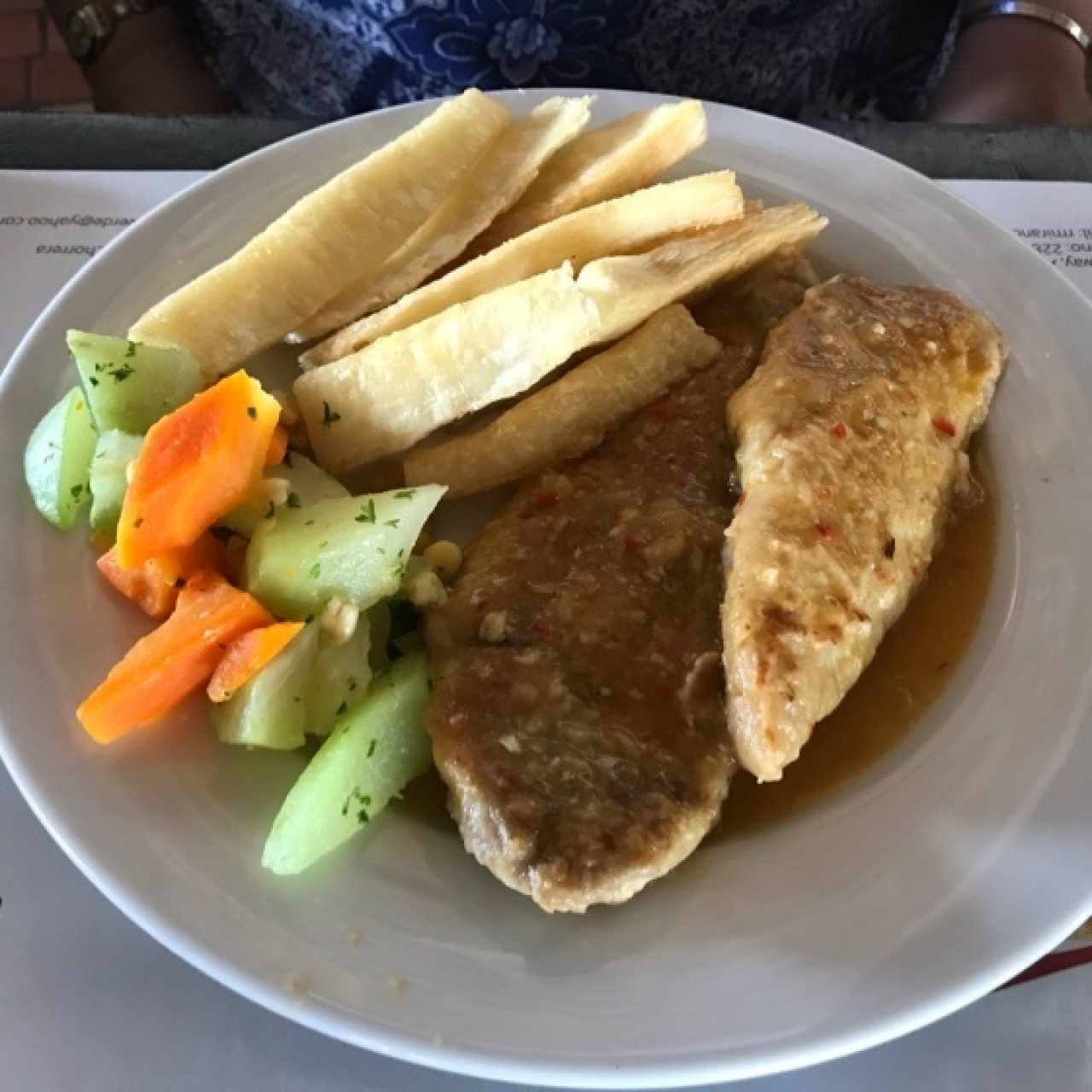 Filete de Corvina al Ajillo con Yuca Frita