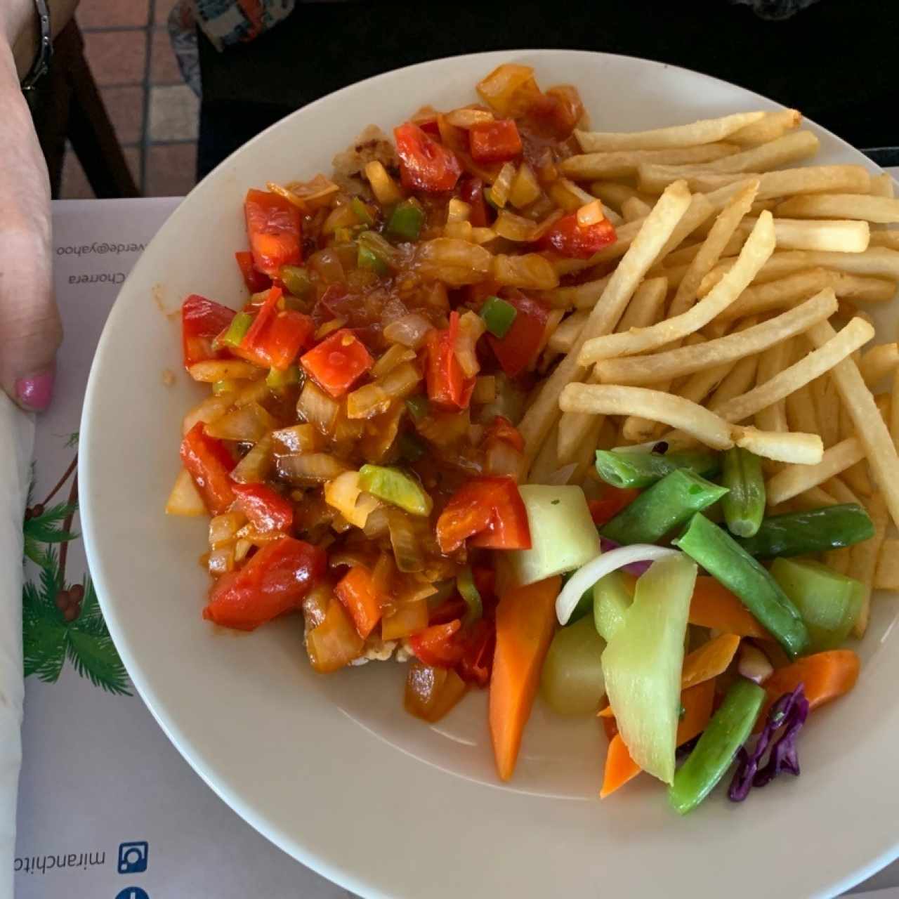 Filete de Corvina a la Criolla con Papas Fritas