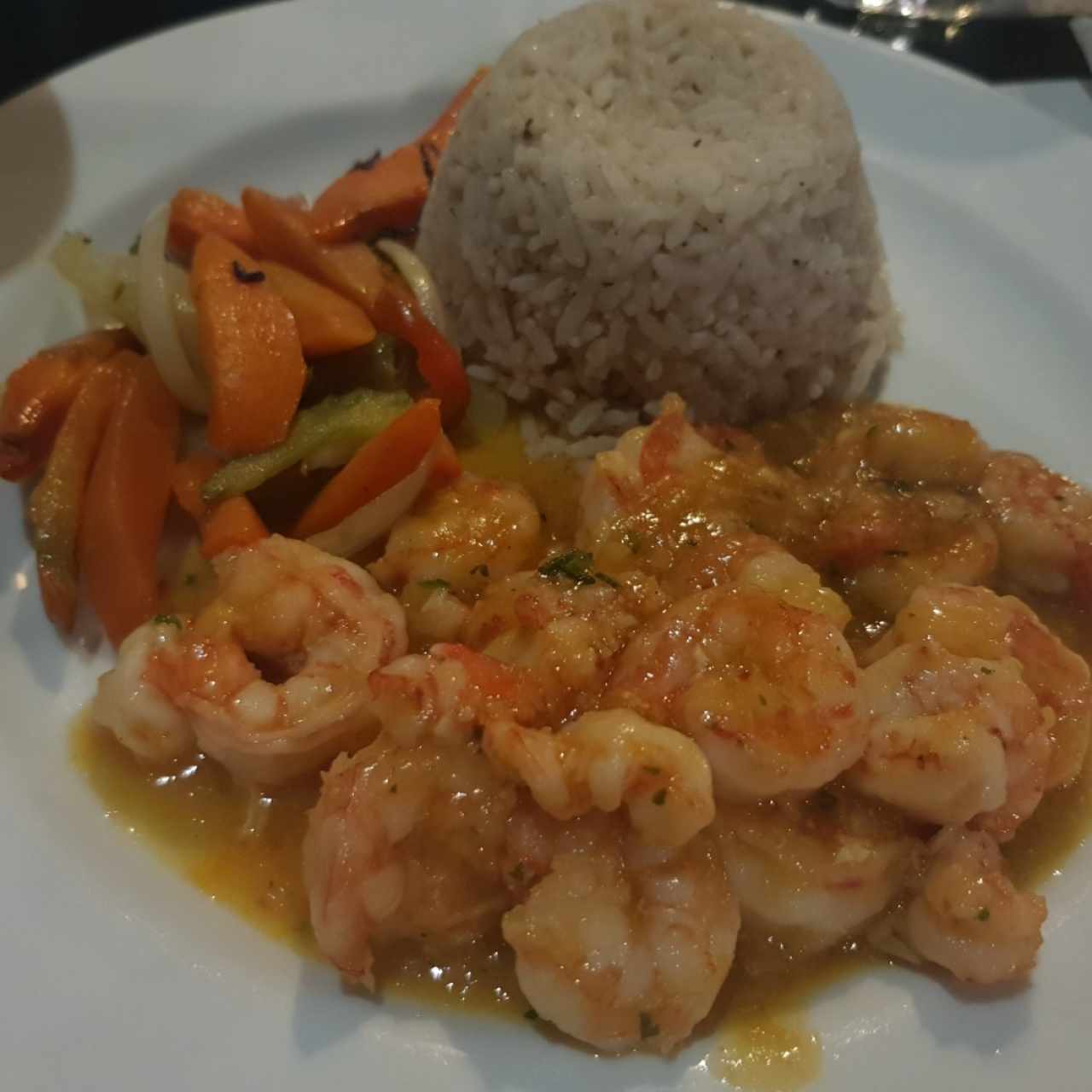 Camarones al ajillo con arroz con coco y ensalada.