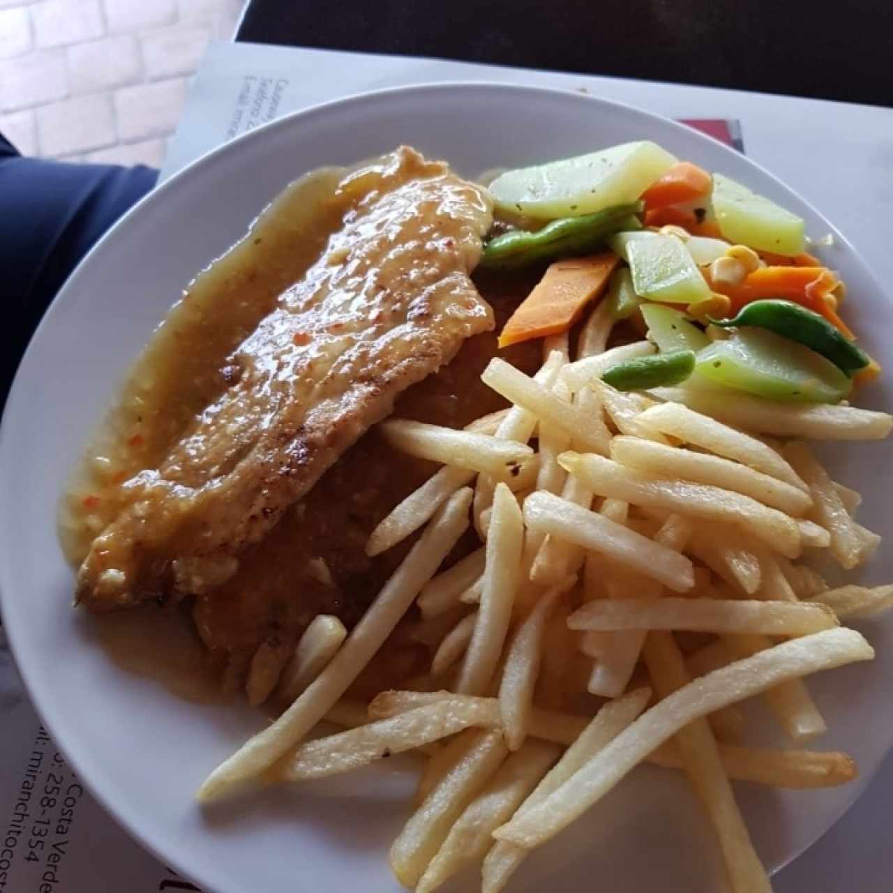 filete de corvina al ajillo con papas fritas