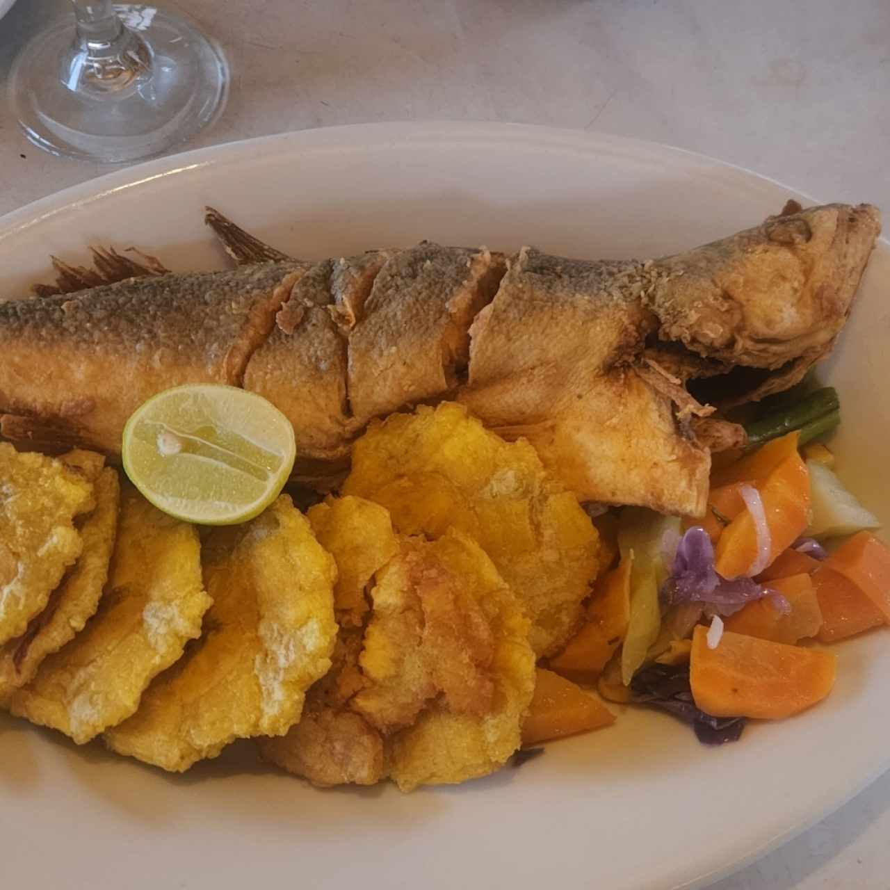 Corvina Entera Frita con Patacones