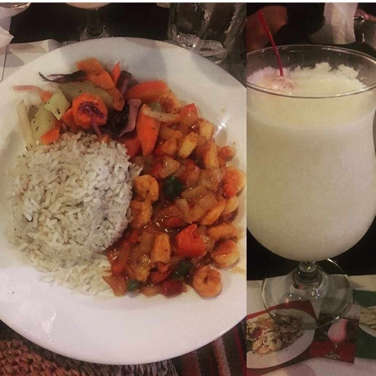 camarones a la criolla con arroz con coco. Piña colada.