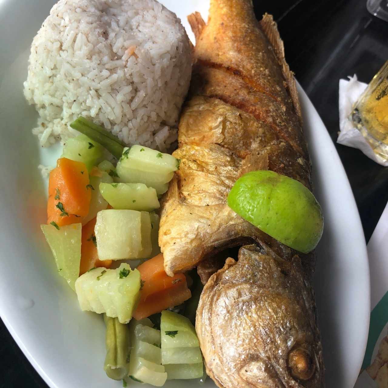 Corvina frita con legumes y arroz de coco 