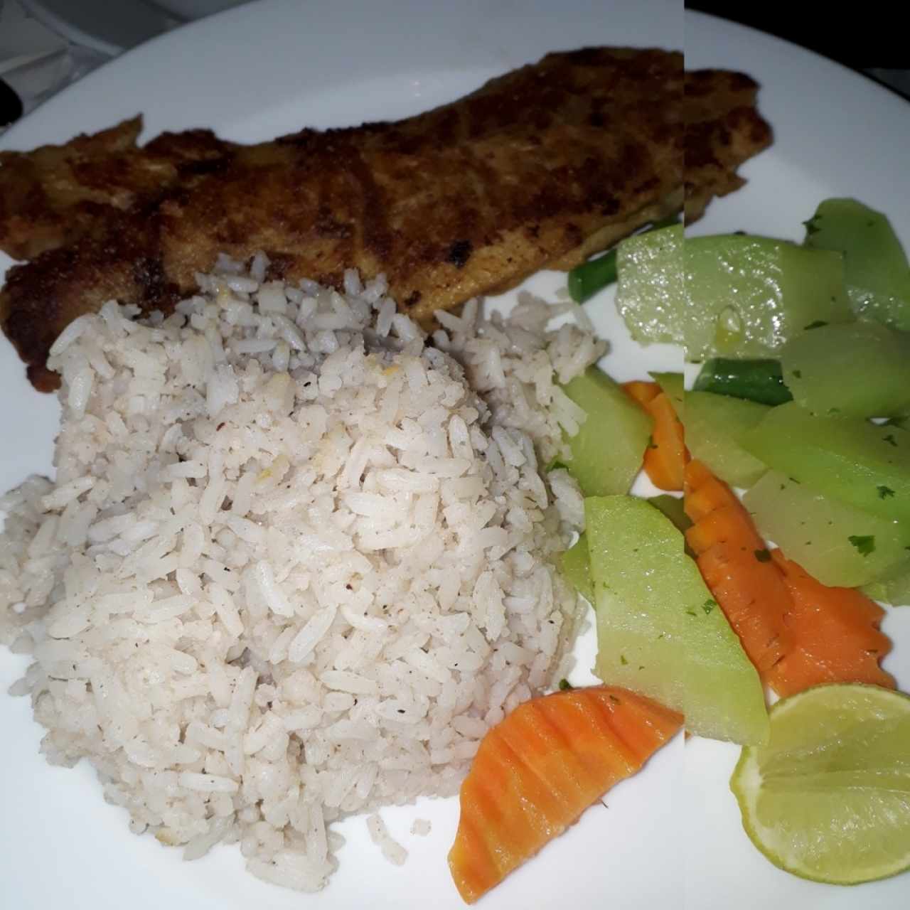 corvina a la plancha con arroz con coco