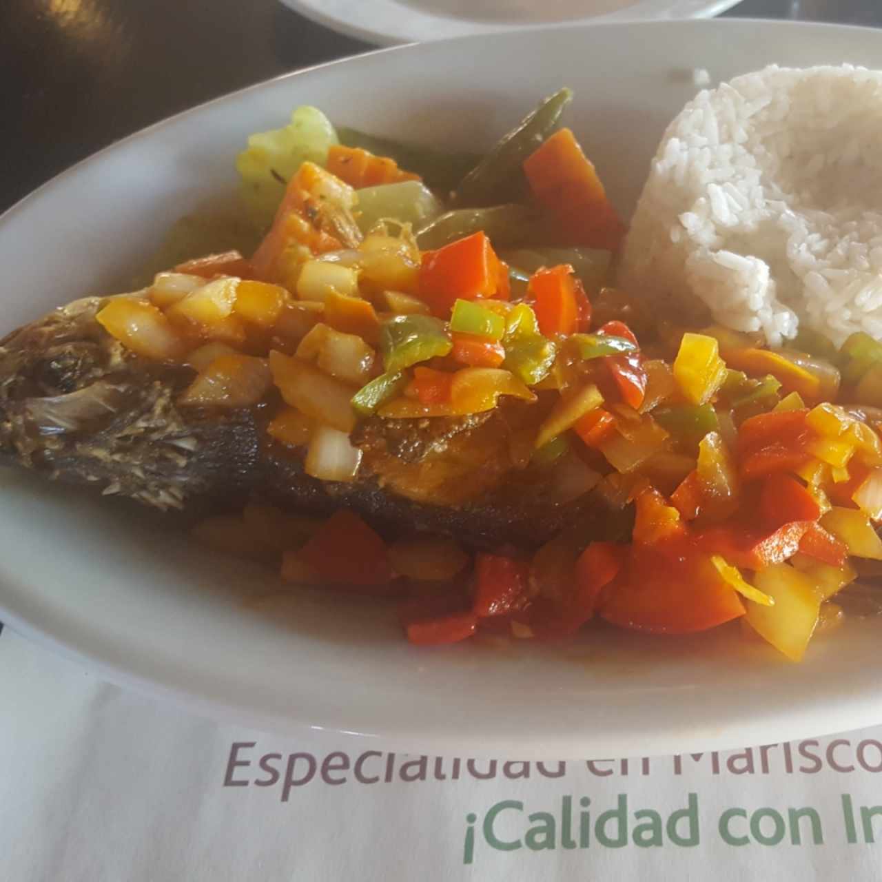 corvina frita en salsa criolla