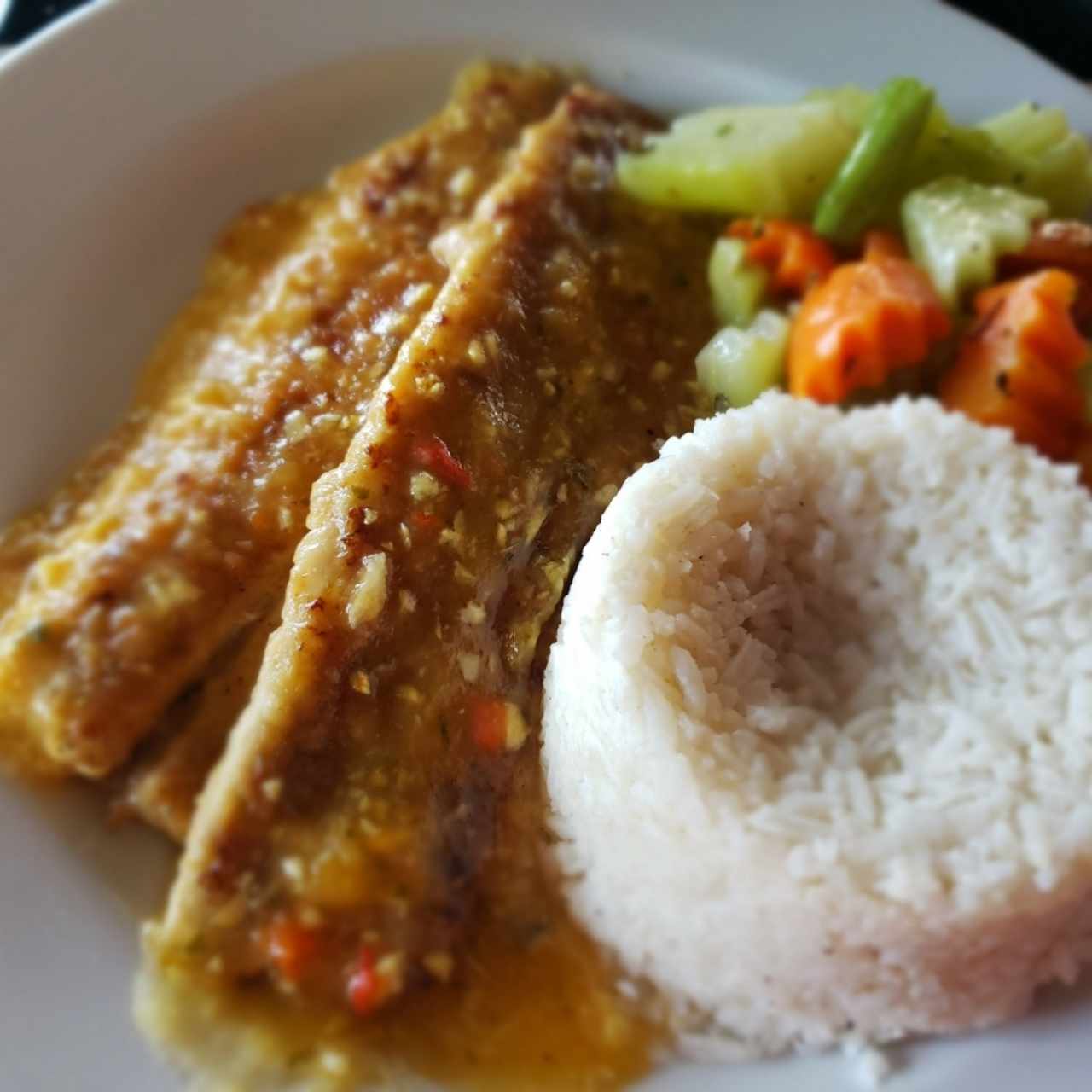 Filete de pescado al ajillo