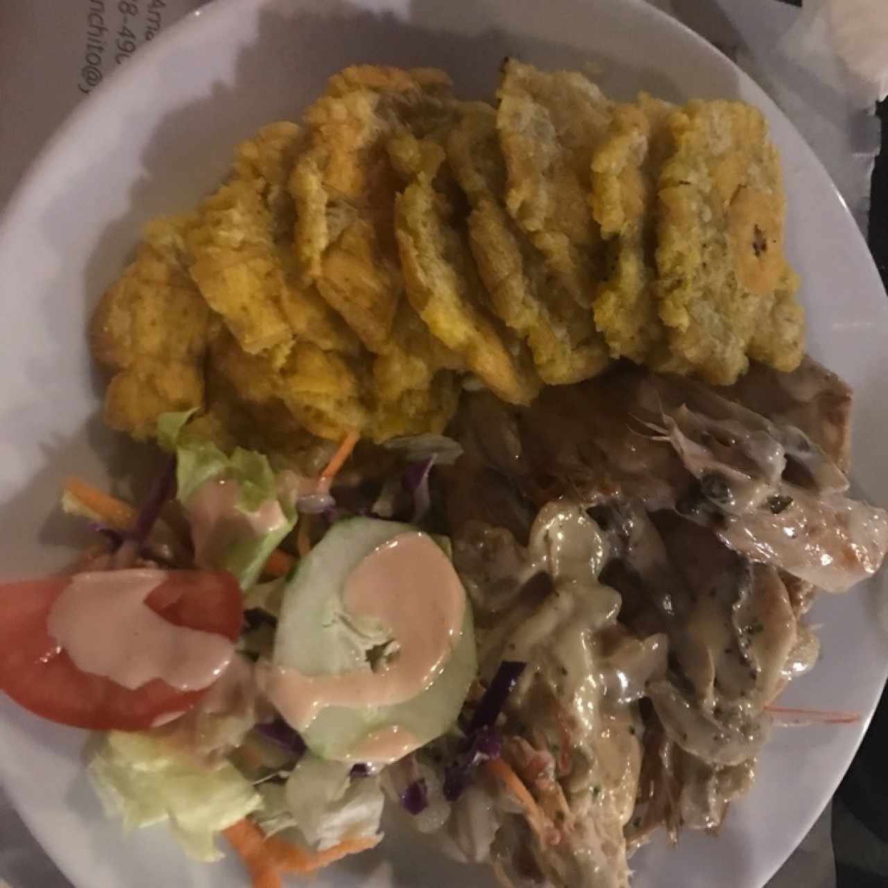 Langostinos en salsa de champiñones con patacones