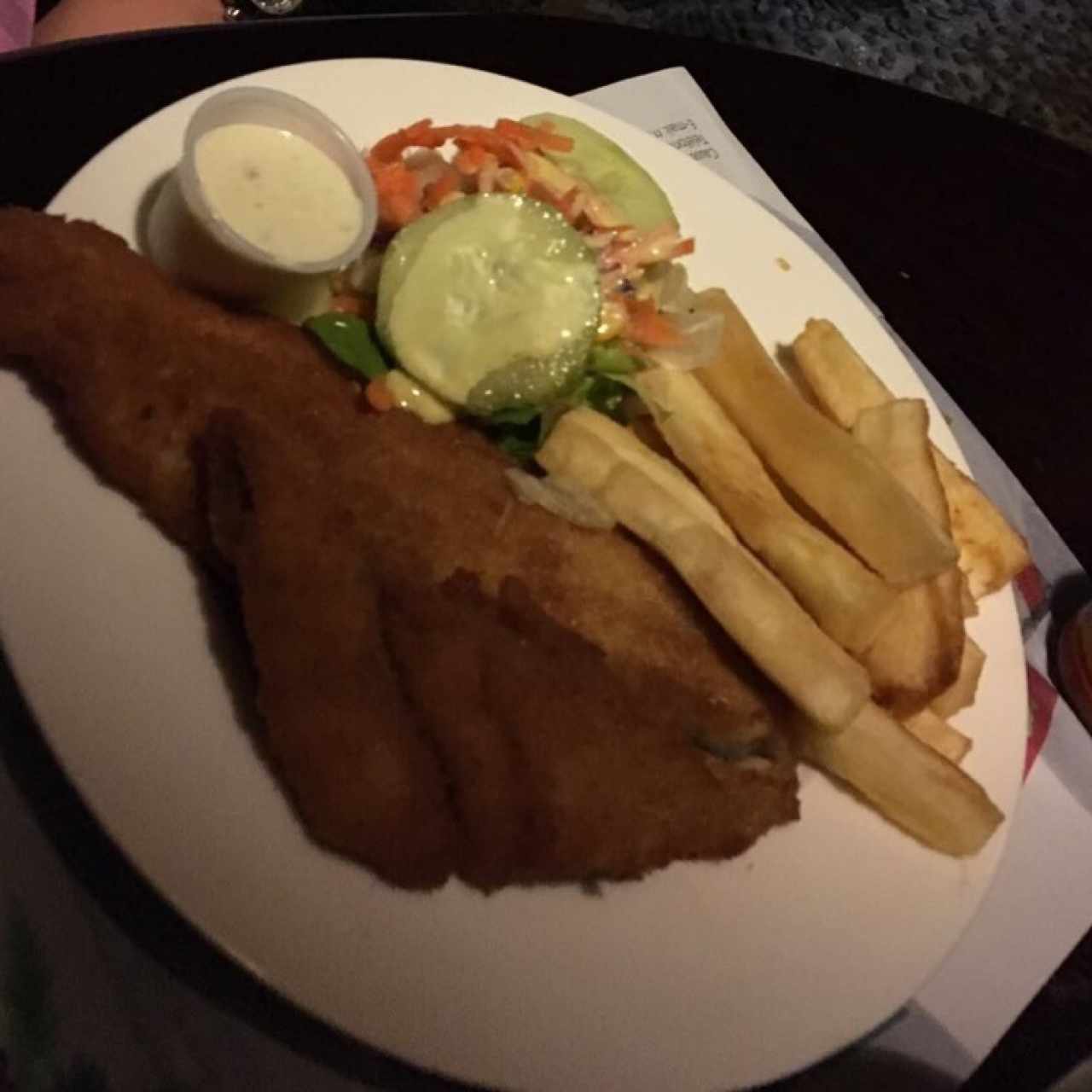 Corvina apanada con yuca frita y ensalada