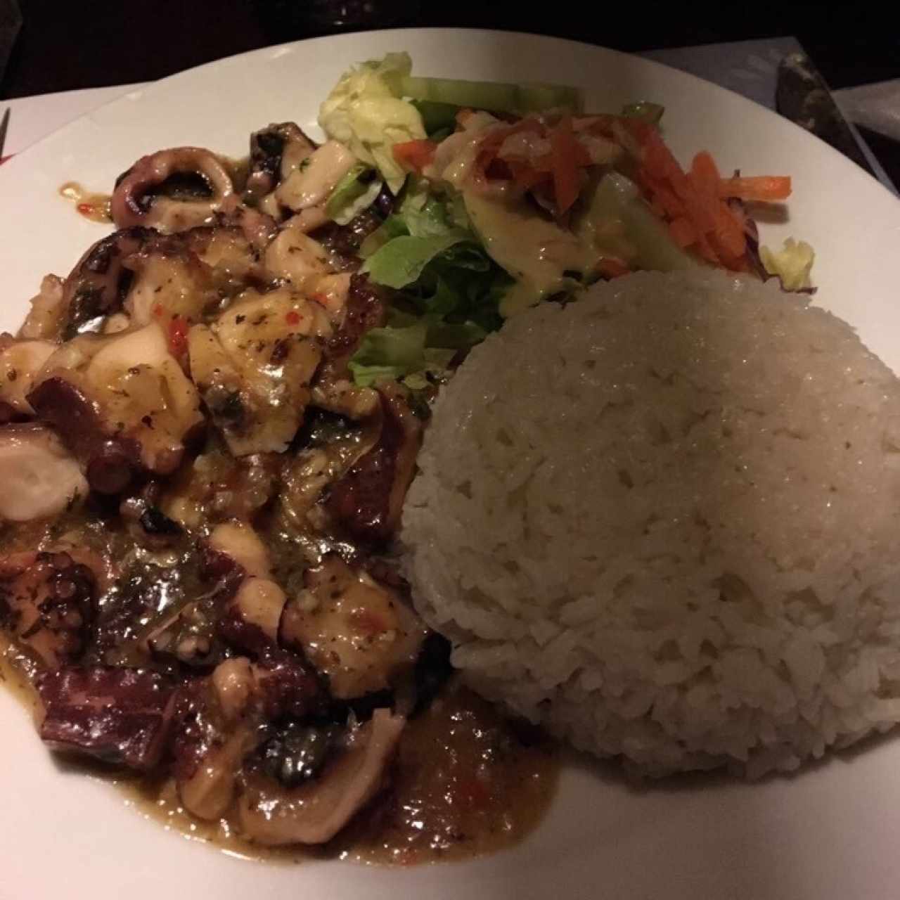 Pulpo a la caribeña con arroz