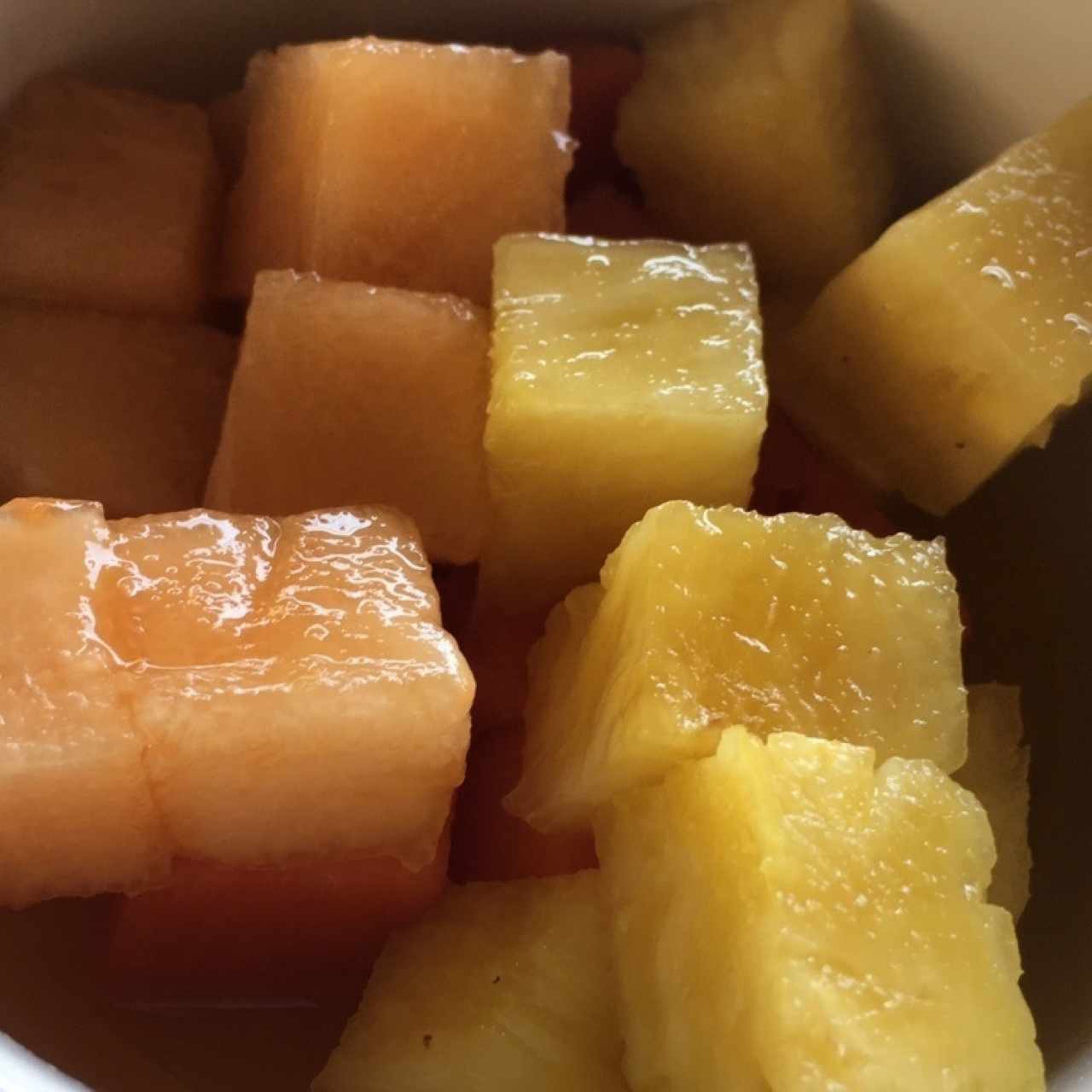 Plato de frutas frescas: papaya, melon y piña