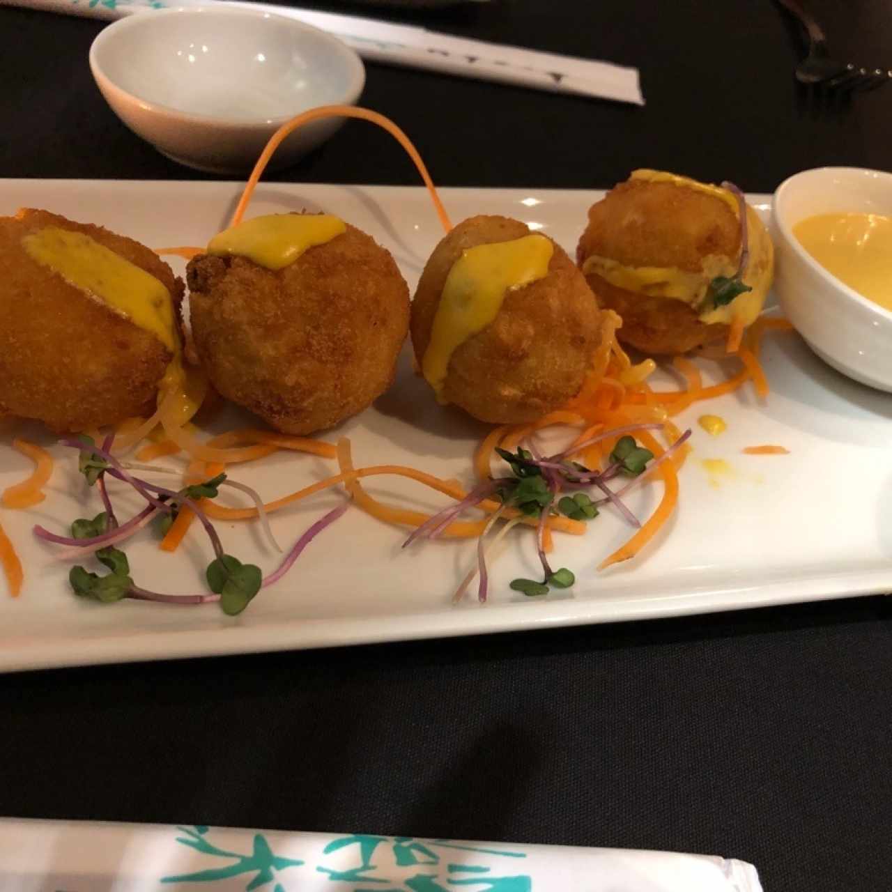 Arancinis de salmón ahumado al ajñi amarillo (4)