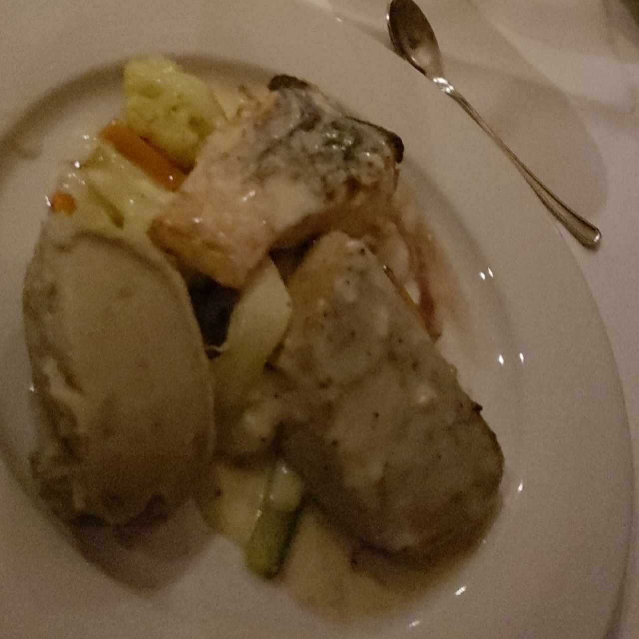 duo de salmón y atún en cama de vegetales al oleo y puré de guineo.