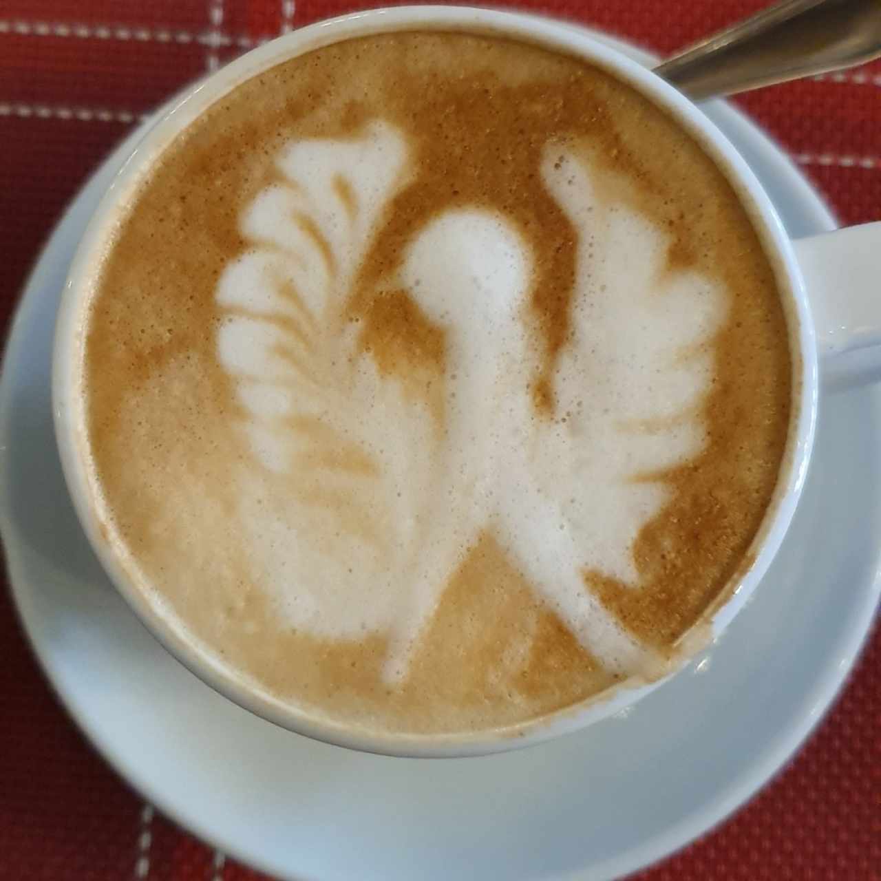 café latte con figurita (pájaro?) 