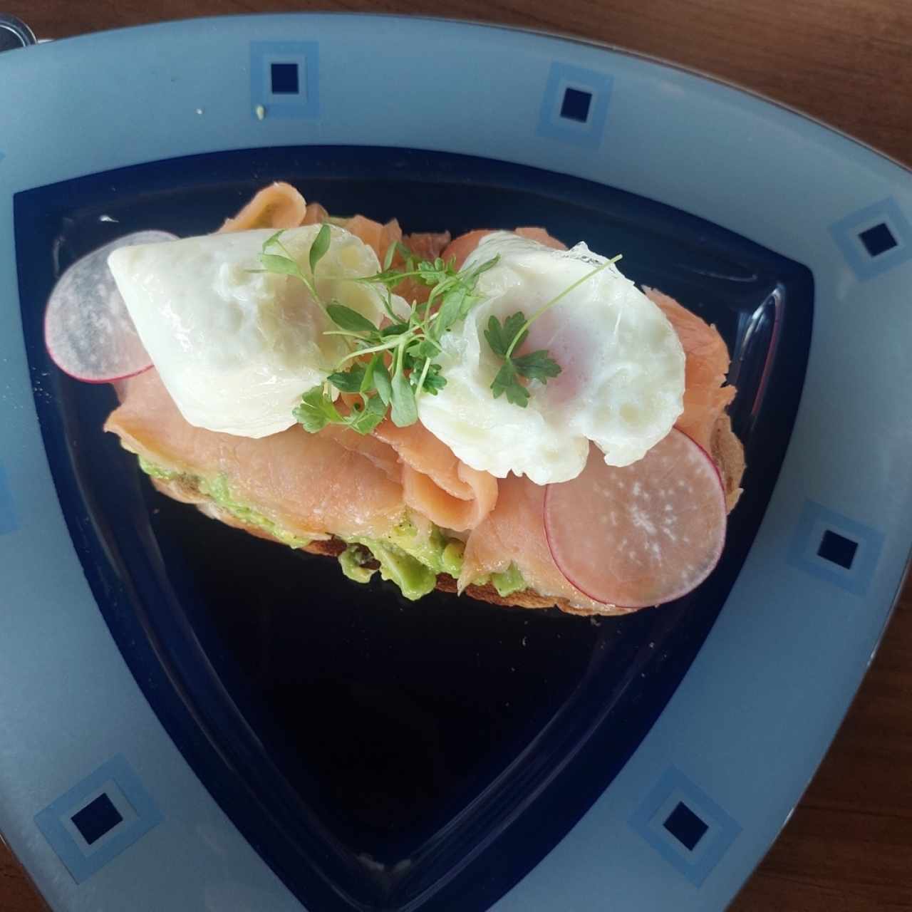 egg poached con salmon y aguacate