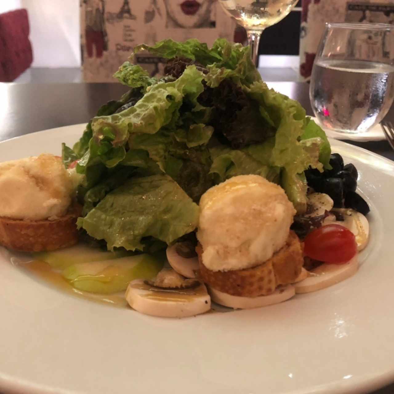 Ensalada con tostadas y queso de cabra