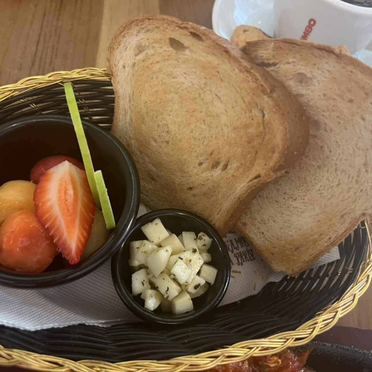 Frutas y pan 