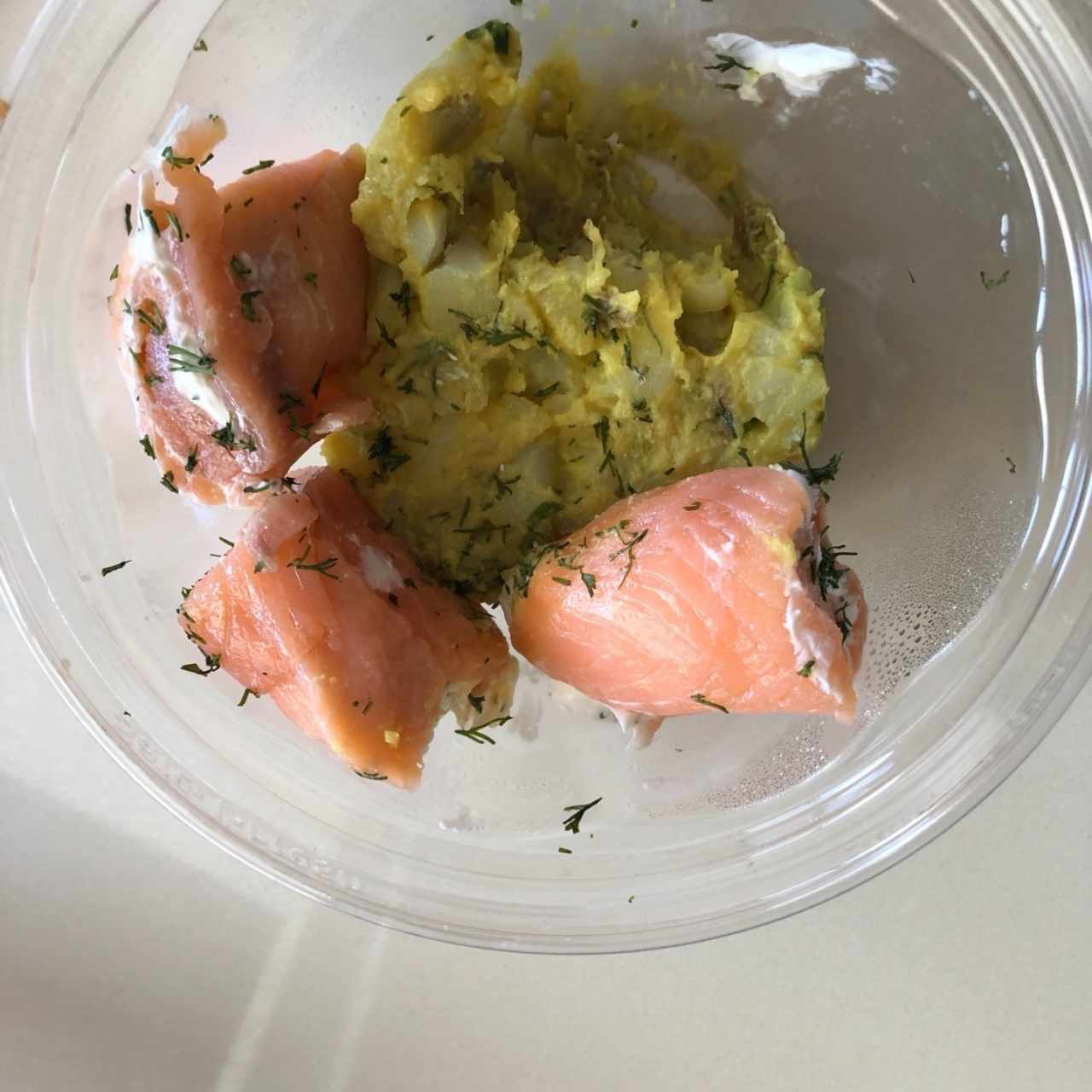 salmón con ensalada de papa a la mostaza