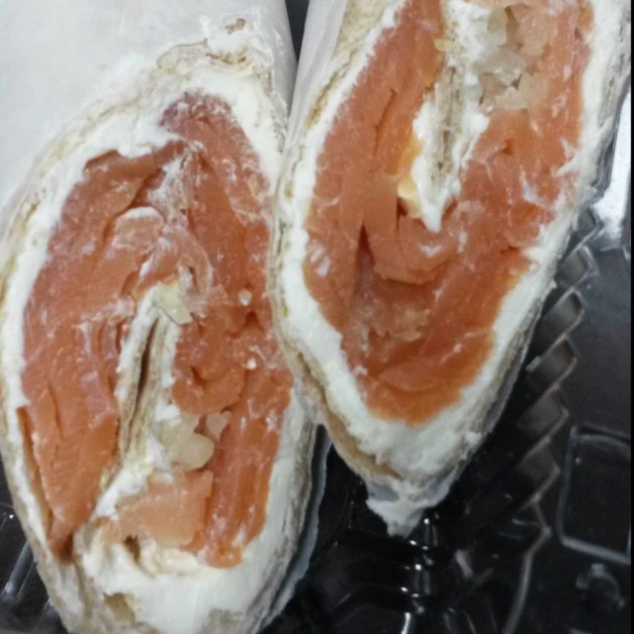 wrap de salmon, queso crema y alcaparras