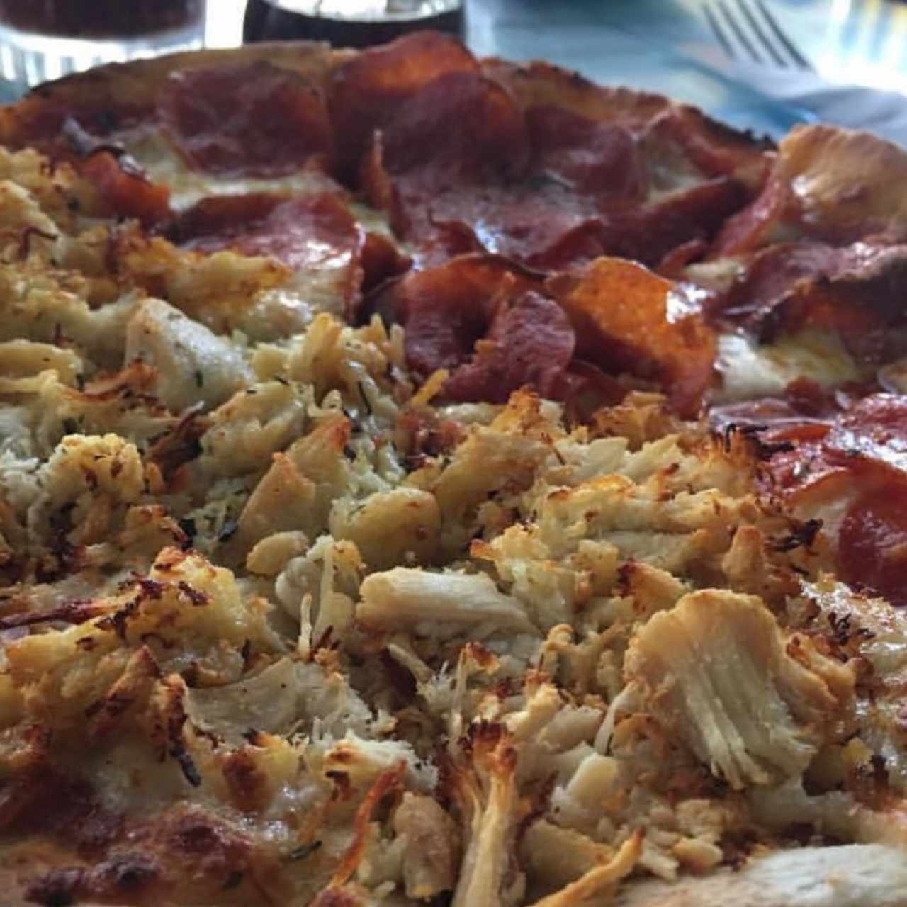 pizza de peperoni y pollo