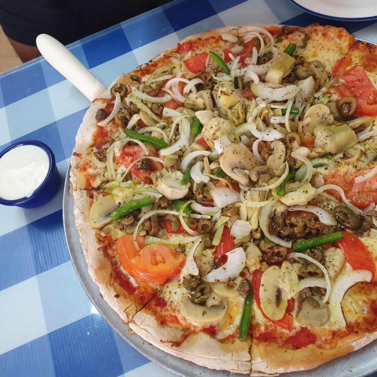 pizza vegetariana con tzatziki